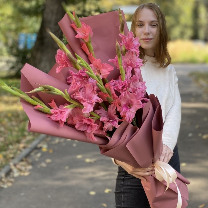 Букет из 7  розовых гладиолусов